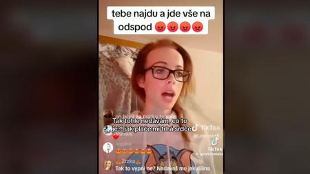 Matka týrala 3letého chlapečka v přímém přenosu