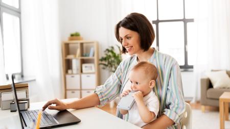 Návrat z rodičovské? Těžší, než si politici myslí. Dlouhá pauza ničí kariéry žen, tvrdí i OECD