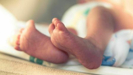 Incest v Karlových Varech: Teprve 12letá dívka porodila dítě, otcem má být její 16letý bratr