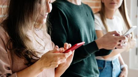 Přítelkyně je závislá na sociálních sítích a už ani nevnímá, když na ní mluvím
