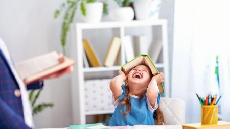 Dcera s ADHD potřebuje asistenta. Muž zuří: „Nedělej z ní blbečka s nálepkou!“