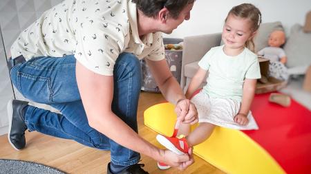 Návrat k přirozené chůzi: Vyzkoušeli jsme barefoot boty pro celou rodinu