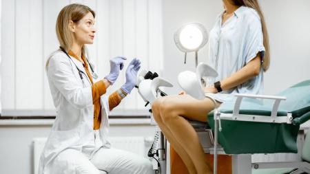 Gynekoložka si ke mně na obyčejné prohlídce dovolila moc. Dá se bránit?