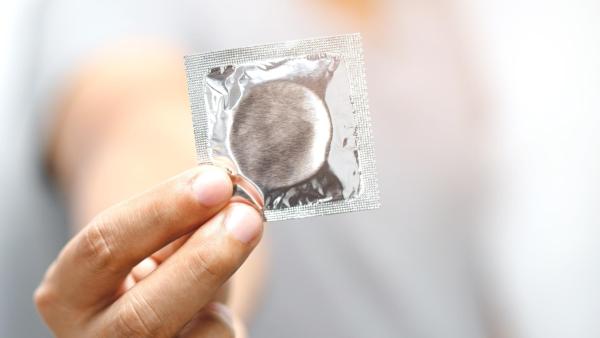 Jak se chránit před HIV? Nejdůležitější a nejjednodušší způsob prevence jsou kondomy.
