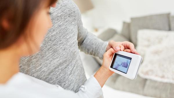 Monitor dechu s LCD displejem umožňuje vizuální i zvukovou kontrolu miminka.
