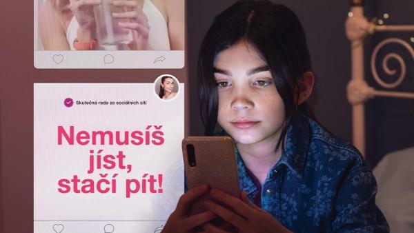 Dívky na sociálních sítích často podléhají toxickým a nezdravým radám influencerek.