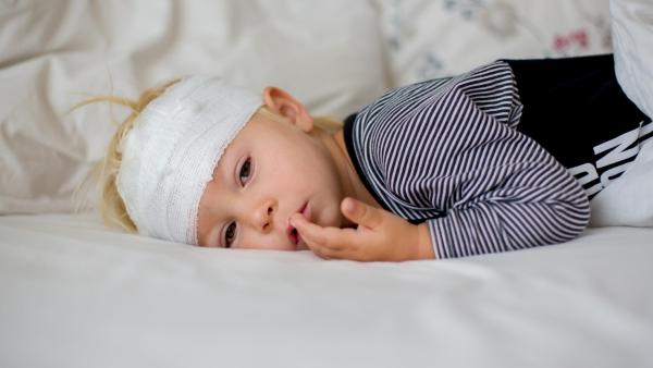 Při podezření na otřes mozku je třeba zkontrolovat vědomí a dech dítěte.