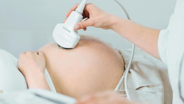 Abrupce placenty - placenta se v takovém případě předčasně odloučí od stěny dělohy.