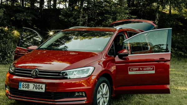 Do auta VW Touran se pohodlně vleza celá rodina.
