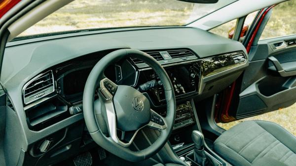 I interier Volkswagen Touran vás nadchne