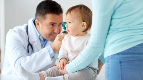 Pokud máte podezření na zánět středního ucha, vyhledejte lékaře.