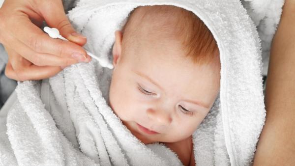 Používání vatových tyčinek může způsobit poranění kůže zvukovodu.