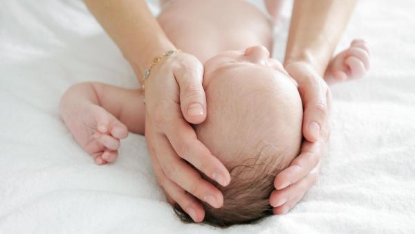 Asymetrii hlavy u miminka lze v některých případech předejít vhodným polohováním.