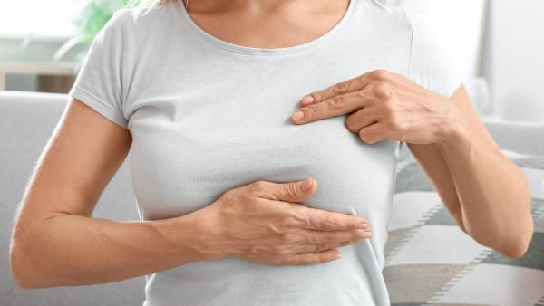 Jak poznat rakovinu prsu? Mezi nejčastější příznaky patří bulka v prsu.