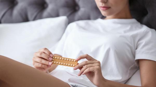 Menstruaci lze také pomocí hormonální antikoncepce oddálit.