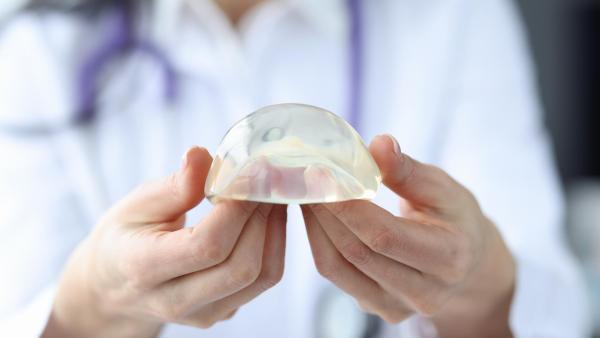 K rekonstrukci celého prsu se používají silikonové implantáty.