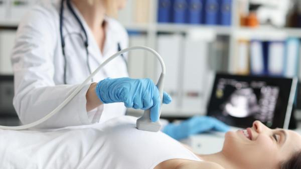 Pokud se bolesti vyskytují nezávisle na menstruačním cyklu, vyhledejte lékaře.