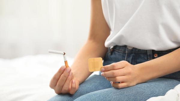 Nikotinové náplasti pomáhají postupně snižovat příjem nikotinu.