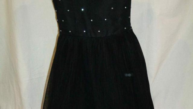 Pěkné černé společenské šaty se skládanou sukní