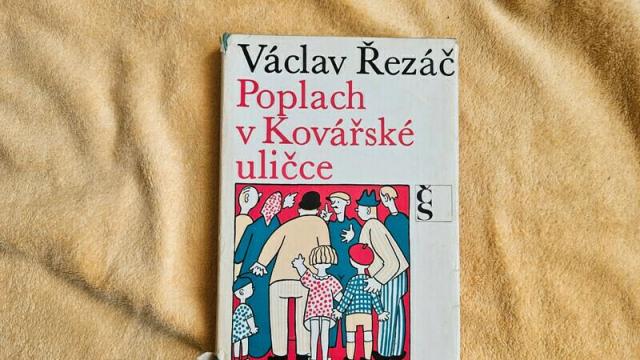Václav Řezáč kniha Poplach v kovářské uličce knížka