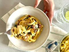 Recept: Smetanovo-citronové tagliatelle s pečeným lososem.