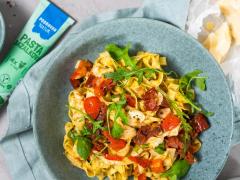 Tagliatelle s bazalkou, sušenými rajčaty, rukolou a mozzarellou.