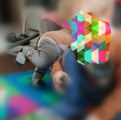 Miminko | Nesedí, stoupá si
