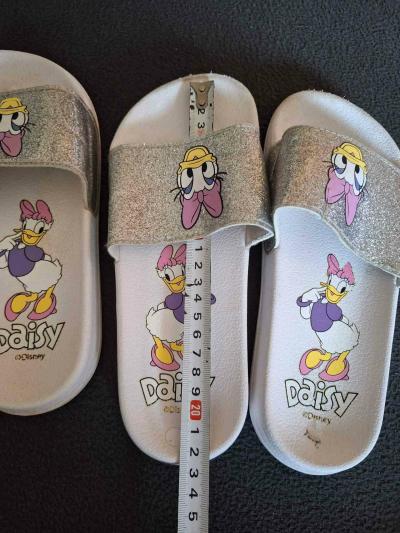 2x dívčí pantofle  značky Disney, vel. 35.