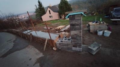 Jaké bydlení - stavíme, bydlíme | Rekonstrukce staré brány, plotu a podezdívky