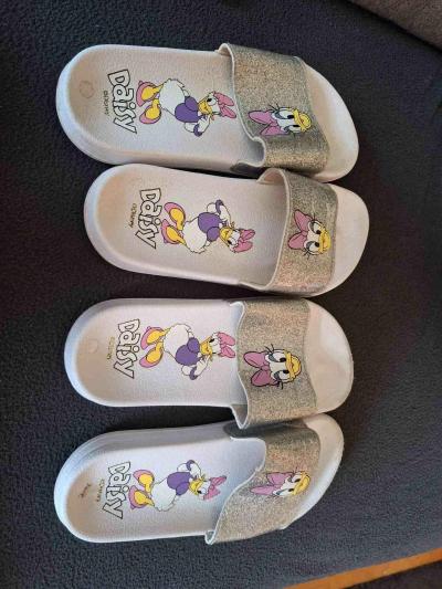 2x dívčí pantofle  značky Disney, vel. 35.