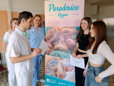 Dar od studentem zdravotnické školy předán prim. MUDr. Kostkovi.JPG