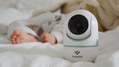 Model TrueLife NannyCam R3 Smart lze snadno spárovat s telefonem přes aplikaci TrueLife Smart.