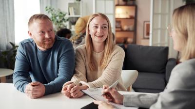 Při adopci i po ní je potřeba dopřát adoptovaným dětem i adoptivním rodičům náležitou péči.