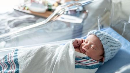 Porody v době moderních technologií: Co nám přináší a co naopak berou?