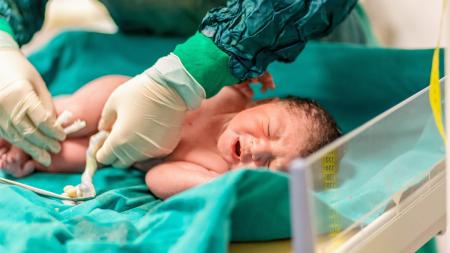 Přestaňte kupovat iluze: Odborníci varují, že uchovávání pupečníkové krve je pouze tvrdý byznys