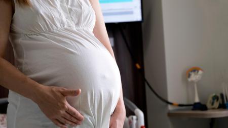 Případ, který otřásl Brazílií: Lékařka při porodu propíchla svými nehty miminku krk