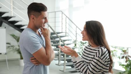 Manžel dává ex desetitisíce každý měsíc. Ona ho pak pomlouvá před dcerou