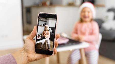 Dřív pohádka, teď TikTok. Co ztrácíme, když se díváme do mobilu 4 hodiny denně?