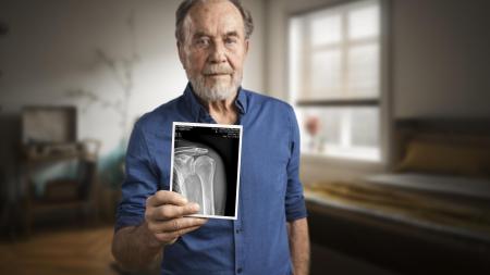 Pracující důchodce skončil po nehodě bez příjmů. Účty poplatil díky životnímu pojištění