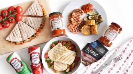 Letní grilovačka s Ajvarem: Ideální příloha k masu i zelenině