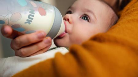 Bonding při krmení: Proč je důležité být blízko miminka