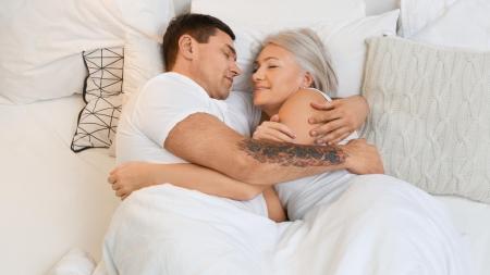 Roste počet párů, kdy je žena starší. Přibývá také starších rodiček