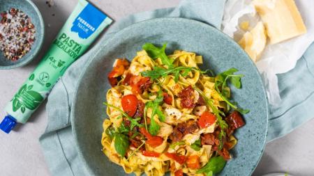 Tagliatelle s bazalkou, sušenými rajčaty, rukolou a mozzarellou