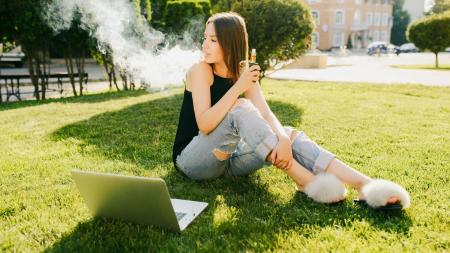 Rostoucí obliba e-cigaret: Populární alternativa s riziky, která děsí rodiče