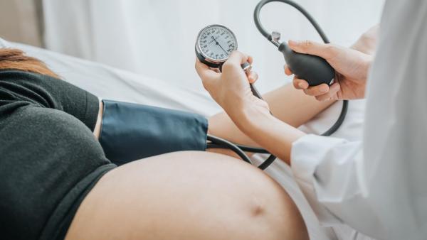 Mezi možné vedlejší účinky epidurálu patří pokles krevního tlaku.