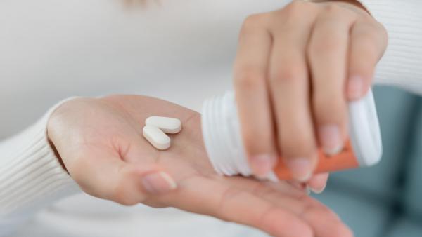 Syfilis lze léčit pomocí antibiotik, nejčastěji se využívá penicilin.