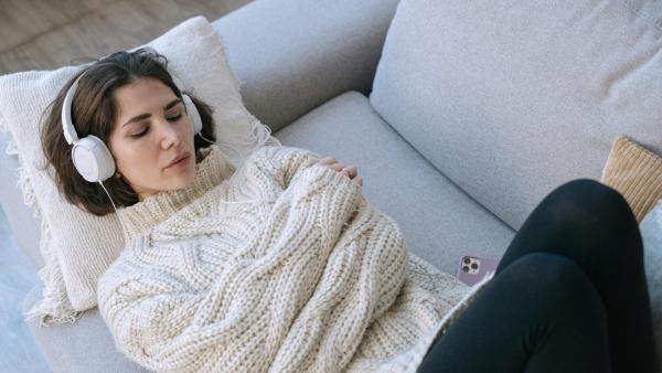 V etapách deprese přichází melancholie, pocity beznaděje či nadměrná únava. V závažných případech se mohou objevit i sebevražedné myšlenky.