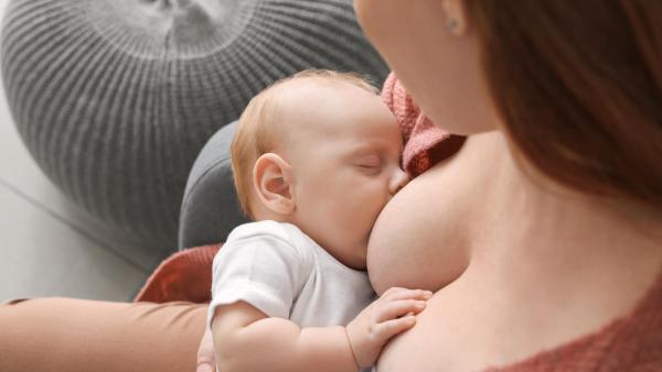 Při dehydrataci miminka je třeba podávat dostatečné množství tekutin, ideálně mateřské či umělé mléko.