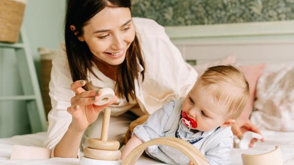 Místo kojení zkuste zavést nové dení rituály, jako hraní s oblíbenou hračkou, čtení knížky a podobně.