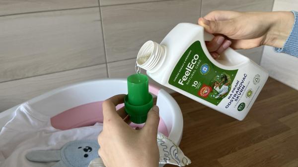 Odstraňovač skvrn FeelEco: Jemný k prádlu, tvrdý na špínu.